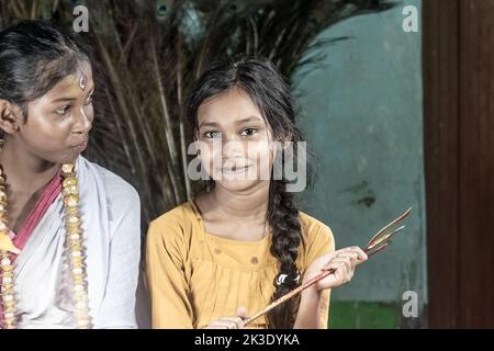 Der wahre Geist von Puja -Fotoshooting für ungeliebte unterprivilegierte Kinder. Stockfoto