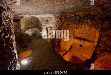 Enge Korridore und niedrige Zimmer in Kaymakli Underground City, UNESCO-Weltkulturerbe, Kappadokien, Anatolien, Türkei Stockfoto