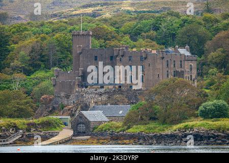 Dunvegan Castle, Heimat des Macleod Caln, am Ufer des Loch Dunvegan, erbaut aus dem 13.. Jahrhundert, Stockfoto