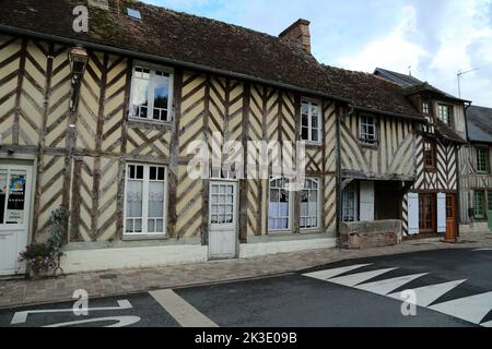 Fachwerkgebäude in der rue Michel d'Ornano, Beuvron en Auge, Calvados, Normandie, Frankreich Stockfoto