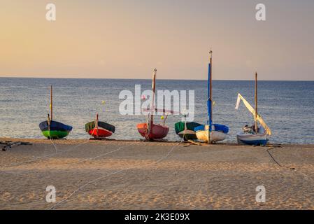 Boote vor dem Mittelmeer am Strand von Sant Pol de Mar, Maresme, Barcelona, Katalonien, Spanien ESP: Barcas delante del mar Mediterráneo Stockfoto