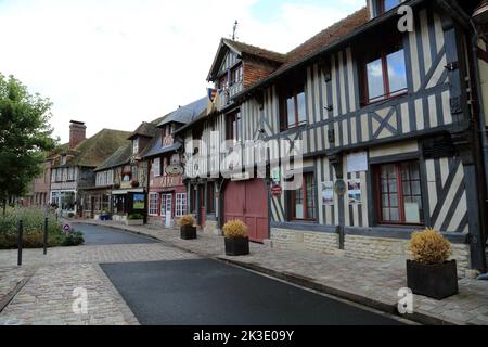 Fachwerkgebäude und Restaurant in colombage Place Michel Vermughen, Beuvron en Auge, Calvados, Normandie, Frankreich Stockfoto