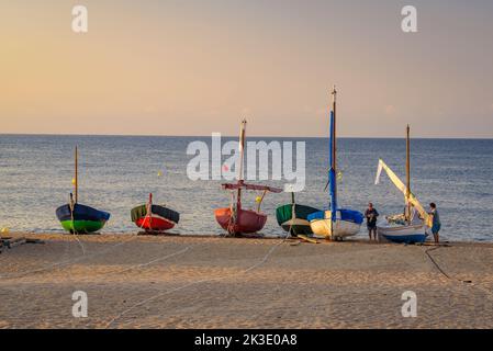 Boote vor dem Mittelmeer am Strand von Sant Pol de Mar, Maresme, Barcelona, Katalonien, Spanien ESP: Barcas delante del mar Mediterráneo Stockfoto