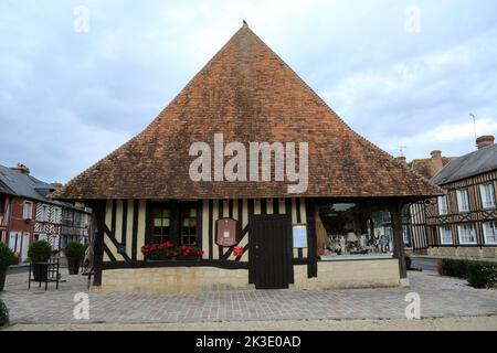 Blockhaus aus colombage mit schrägen Ziegeldächern an der Place Michel Vermughen, Beuvron en Auge, Calvados, Normandie, Frankreich Stockfoto