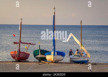 Boote vor dem Mittelmeer am Strand von Sant Pol de Mar, Maresme, Barcelona, Katalonien, Spanien ESP: Barcas delante del mar Mediterráneo Stockfoto