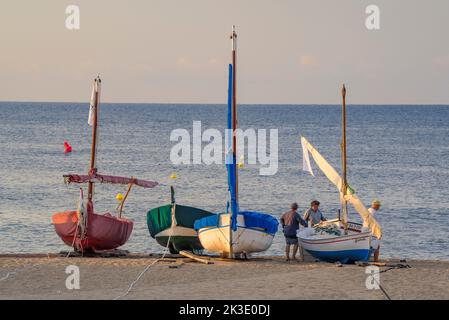 Boote vor dem Mittelmeer am Strand von Sant Pol de Mar, Maresme, Barcelona, Katalonien, Spanien ESP: Barcas delante del mar Mediterráneo Stockfoto