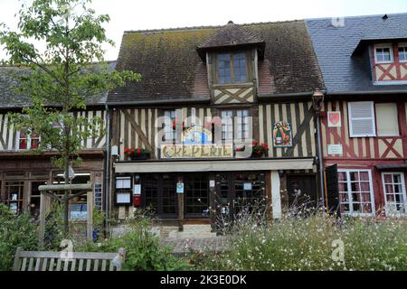 Fachwerkgebäude und Restaurant (Creperie) in Place Michel Vermughen, Beuvron en Auge, Calvados, Normandie, Frankreich Stockfoto