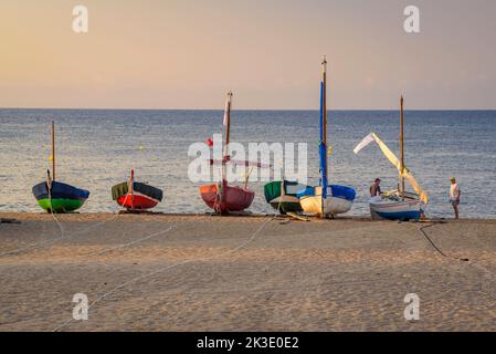 Boote vor dem Mittelmeer am Strand von Sant Pol de Mar, Maresme, Barcelona, Katalonien, Spanien ESP: Barcas delante del mar Mediterráneo Stockfoto