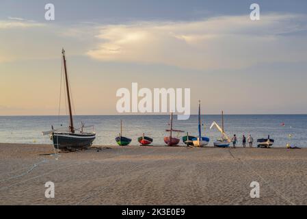 Boote vor dem Mittelmeer am Strand von Sant Pol de Mar, Maresme, Barcelona, Katalonien, Spanien ESP: Barcas delante del mar Mediterráneo Stockfoto