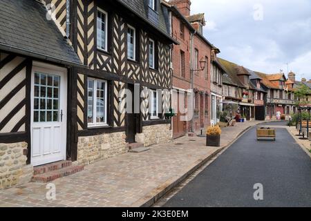 Fachwerkgebäude in colombage Place Michel Vermughen, Beuvron en Auge, Calvados, Normandie, Frankreich Stockfoto