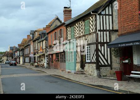 Fachwerkgebäude in colombage Place Michel Vermughen, Beuvron en Auge, Calvados, Normandie, Frankreich Stockfoto