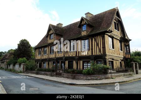 Halbgezimmerte colombage-Gebäude an der Ecke Rue des Haras und Avenue de la Gare, Beuvron en Auge, Calvados, Normandie, Frankreich Stockfoto