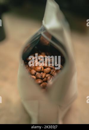 Frisch gerösteten Kaffeebohnen Stockfoto