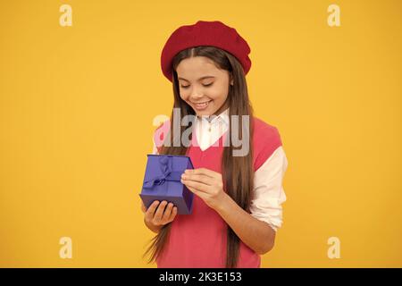 Kindheitsglück. Boxtag. Fröhliches Kind in Baskenmütze. Lächelndes Kind hat Geburtstag. Stockfoto