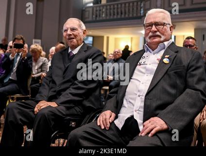 Berlin, Deutschland. 26. September 2022. Wolfgang Schäuble (l.), ehemaliger Bundestagspräsident, und Lech Walesa, Friedensnobelpreisträger, nehmen an der Veranstaltung Teil, um dem ehemaligen Vorsitzenden der Gewerkschaft Solidarnosc und polnischen Präsidenten die „Goldene Medaille für Verdienste um Versöhnung und Verständigung unter den Völkern“ zu verleihen. Kredit: Britta Pedersen/dpa/Alamy Live Nachrichten Stockfoto