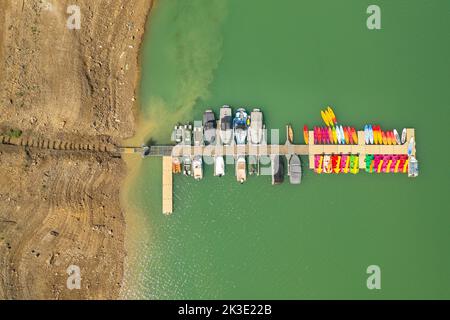 Kanus und Kajaks am Ufer des Baells Stausees (Berguedà, Barcelona, Katalonien, Spanien) ESP: Piraguas y Kajaks en el embalse de la Baells Stockfoto