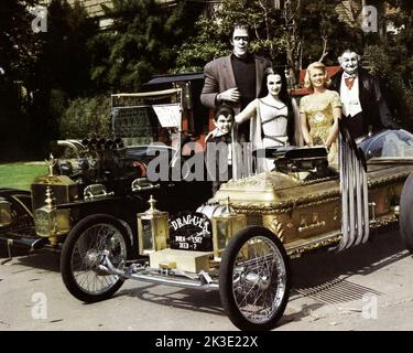 Butch Patrick, Fred Gwynne, Yvonne De Carlo, Pat Priest, Al Lewis, „The Munsters“ um 1964 CBS. (THA Aktenzeichen # 34408-101THA) Stockfoto