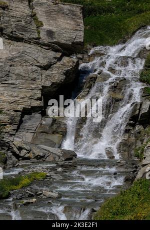 Wasserfall auf dem Ruisseau de La Lenta, im Nationalpark Vanoise, Frankreich. Stockfoto