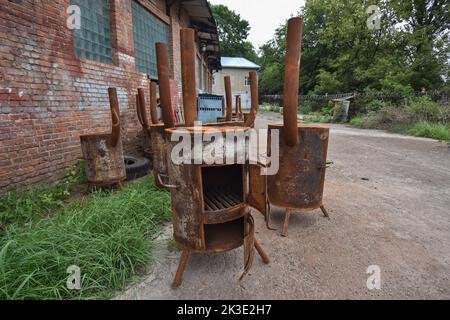 Lviv, Ukraine. 2. September 2022. Spezielle Metallöfen für die Heizung der Keller von Häusern und Unterständen, die in Lemberg aufgrund der russischen Militärinvasion installiert werden, sind bereit. Lviv kommunale Unternehmen stellen spezielle Metallöfen her, die verwendet werden können, um Unterstände und Keller von Häusern zu heizen. Aufgrund der drohenden Zerstörung der kritischen Infrastruktur durch russische Bomben könnte Lviv im Winter ohne Heizung sein. Diese Öfen sind gemacht, um Menschen mit Wärme zu versorgen. Um Wärme von ihnen zu erhalten, müssen Sie Holz darin verbrennen. Die Stadt plant, etwa tausend solcher Öfen herzustellen und zu installieren. Stockfoto