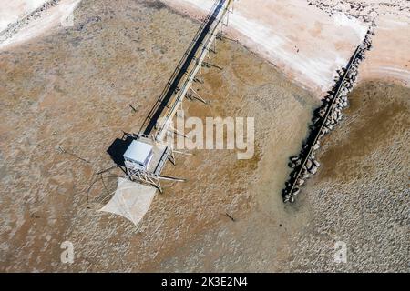 Landschaft von einer Drohne auf einer Fischerhütte am Atlantik in Frankreich. Cabane de Peche in Frankreich. Stockfoto