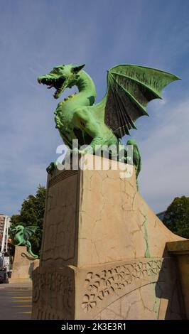 Drachenbrücke oder Zmajski most eine Stahlbetonbrücke über den Fluss Ljubljanica in Ljubljana, Slowenien, erbaut im Stil der Wiener Secession Stockfoto