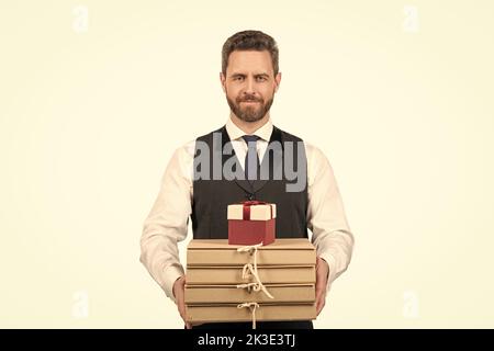 Business-Belohnung. Mann Vorbereitung Projekt. ceo mit Dokumenten und Geschenk-Box. Stockfoto