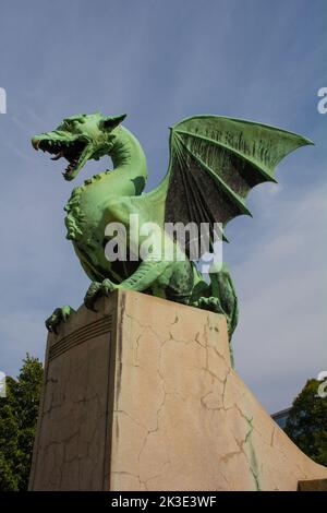 Drachenbrücke oder Zmajski most eine Stahlbetonbrücke über den Fluss Ljubljanica in Ljubljana, Slowenien, erbaut im Stil der Wiener Secession Stockfoto