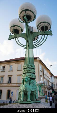 1 der kleineren Drachenstatuen auf der Drachenbrücke, oder Zmajski Most, einer Stahlbetonbrücke, die den Fluss Ljubljanica in Ljubljana, Slowenien, überquert Stockfoto