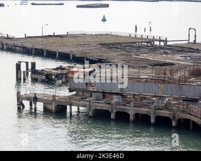 Ein alter hölzerner Steg an den Docks in Southampton, Hampshire, Großbritannien. Stockfoto