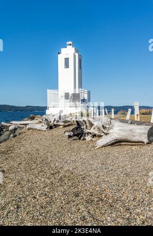 Der Leuchtturm in der Nähe des Wassers bei Brown's Point, Washington. Stockfoto