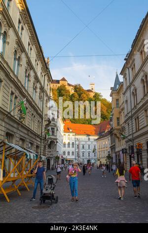 Ljubljana, Slowenien - September 3. 2022. Eine verkehrsreiche Fußgängerzone im Zentrum von Ljubljana, Slowenien, im Sommer. Das Schloss ist im Hintergrund Stockfoto