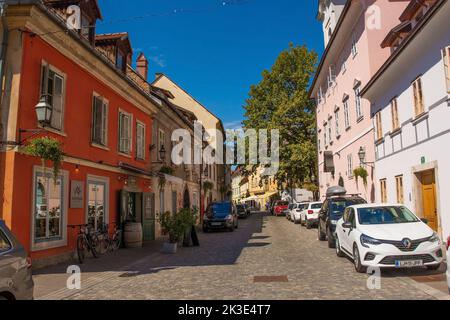 Ljubljana, Slowenien - September 4. 2022. Eine ruhige Straße im Zentrum von Ljubljana, Slowenien, im Sommer. Gornji Trg Road Stockfoto