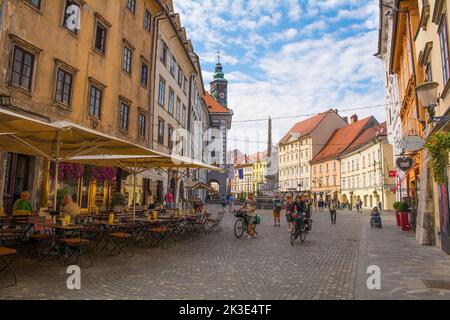 Ljubljana, Slowenien - September 4 2022. Ciril-Metodov Trg, eine Fußgängerzone im Zentrum von Ljubljana, Slowenien, im Sommer. Robba Fountain Center Stockfoto