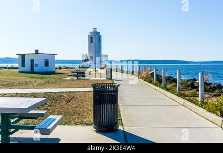 Der Leuchtturm in der Nähe des Wassers bei Brown's Point, Washington. Stockfoto