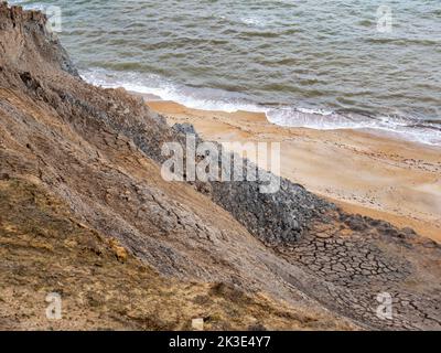 Einstürzende weiche Küstenklippen am Atherfield Point auf der Isle of White, Großbritannien. Stockfoto