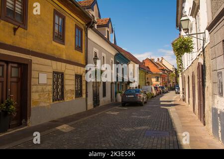 Ljubljana, Slowenien - September 4. 2022. Eine ruhige Straße im Zentrum von Ljubljana, Slowenien, im Sommer. Gornji Trg Road Stockfoto