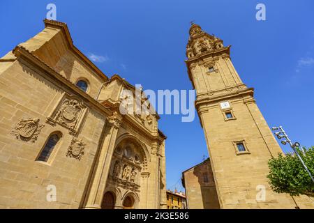 Santo Domingo de la Calzada, Spanien. Blick auf die Kathedrale von Salvador und den Glockenturm mit blauem Himmel Stockfoto