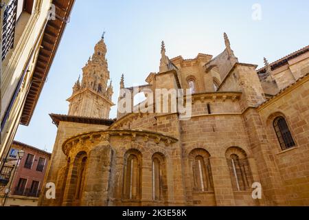 Rückansicht der romanischen Apsis der Kathedrale von Santo Domingo de la Calzada und des barocken Glockenturms Stockfoto