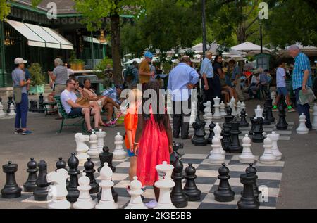 Kinder spielen Schach in einem belebten Park, Geneve, Schweiz Stockfoto