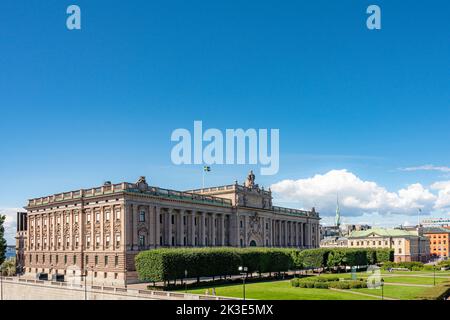 STOCKHOLM, SCHWEDEN - 31. JULI 2022: Blick vom königlichen Palast auf das parlamentsgebäude. Stockfoto