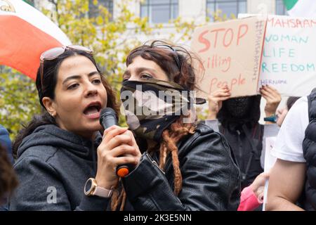 Manchester, Großbritannien, 25 Septemb3er 2022: In den Picadilly Gardens in Manchester protestierten etwa zweihundert iranische Expatriates gegen die aktuelle iranische Regierung und forderten einen Regimewechsel. Die Demonstranten schwenkten die alte iranische vorrevolutionäre Flagge und skandierten den Namen von Mahsa Amini, die kürzlich von der iranischen Revolutionsgarde getötet wurde, weil sie ihre Haare nicht bedeckt hatte. Anna Watson/Alamy Live News Stockfoto