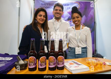 London, Großbritannien. 26. September 2022. LOW2NO BEV und die Big Hospitality Expo in Olympia präsentieren eine Vielzahl an alkoholfreien und alkoholfreien Getränken sowie die gesamte Kapitalausstattung, die im Hospitality-Handel benötigt wird. Kein alkoholhaltiger Whisky, Bier mit niedrigem Alkoholgehalt, Bier in der Nähe, Bier vom Fass oder in Dosen oder Flaschen. Espressomaschinen und Pizzaproben sowie Möbel und Reinigungsprodukte gibt es in Olympia, Hammersmith Road, London, im Überfluss. Kredit: Peter Hogan/Alamy Live Nachrichten Stockfoto