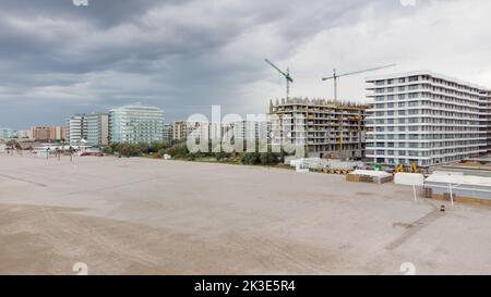 Mamaia Beach, Constanta, Rumänien - 17. September 2022 Drone-Ansicht der Hotelgebäude im Bau von der Bauträgerfirma AXXIS Nova Resor Stockfoto