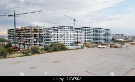 Mamaia Beach, Constanta, Rumänien - 17. September 2022: Drohnenansicht der im Bau befindlichen Hotelgebäude von der Bauträgerfirma AXXIS Nova Reso Stockfoto