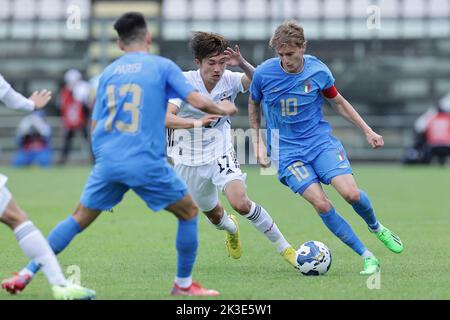 Castel Di Sangro, Italien. 26. September 2022. Shota Fujio aus Japan und Nicolo Rovella aus Italien treten beim Freundschaftsspiel zwischen Italien U21 und Japan U21 im Teofilo Patini-Stadion in Castel di Sangro (Italien) am 26.. September 2022 um den Ball an. Foto Cesare Purini/Insidefoto Kredit: Insidefoto di andrea staccioli/Alamy Live News Stockfoto