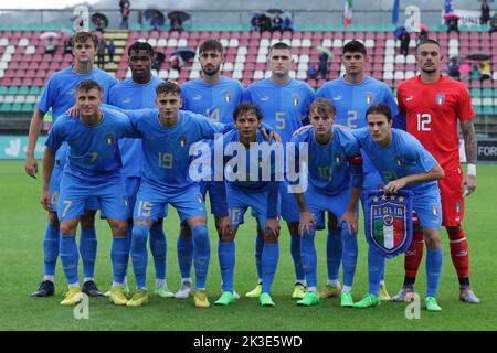 Castel Di Sangro, Italien. 26. September 2022. Italienische Spieler posieren für ein Teamfoto während des Freundschaftsspiels zwischen Italien U21 und Japan U21 im Teofilo Patini Stadion in Castel di Sangro (Italien), 26.. September 2022. Foto Cesare Purini/Insidefoto Kredit: Insidefoto di andrea staccioli/Alamy Live News Stockfoto