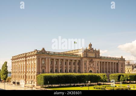 STOCKHOLM, SCHWEDEN - 31. JULI 2022: Blick vom königlichen Palast auf das parlamentsgebäude. Stockfoto