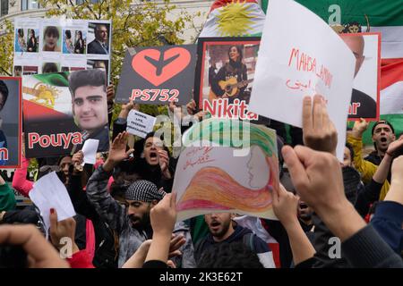 Manchester, Großbritannien, 25 Septemb3er 2022: In den Picadilly Gardens in Manchester protestierten etwa zweihundert iranische Expatriates gegen die aktuelle iranische Regierung und forderten einen Regimewechsel. Die Demonstranten schwenkten die alte iranische vorrevolutionäre Flagge und skandierten den Namen von Mahsa Amini, die kürzlich von der iranischen Revolutionsgarde getötet wurde, weil sie ihre Haare nicht bedeckt hatte. Anna Watson/Alamy Live News Stockfoto