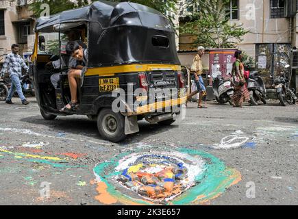 Mumbai, Indien. 26. September 2022. Eine Auto-Rikscha fährt in Mumbai an einem in verschiedenen Farben lackierten Schlagloch vorbei. Demonstranten malten Schlaglöcher auf der Straße in verschiedenen Farben als Zeichen des Protests gegen die Brihanmumbai Municipal Corporation (BMC), um ihnen die Verschwendung von Kraftstoff, Staus und den Verlust von Menschenleben durch Schlaglöcher auf den Straßen der Stadt zu merken. (Foto von Ashish Vaishnav/SOPA Images/Sipa USA) Quelle: SIPA USA/Alamy Live News Stockfoto