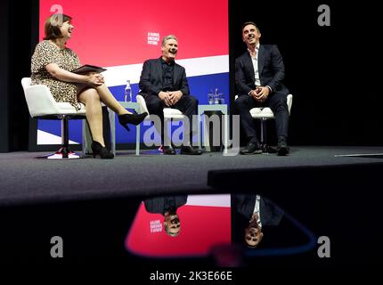 Die Schattenkultursekretärin Lucy Powell (links), der ehemalige Fußballspieler Gary Neville (Mitte) und der Labour-Vorsitzende Sir Keir Starmer (rechts) sprachen auf der Labour Party Conference beim ACC Liverpool. Bilddatum: Montag, 26. September 2022. Stockfoto